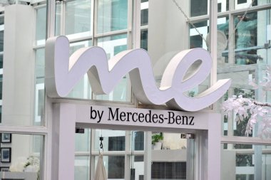 Bangkok, Th - 13 Aralık 2016 'da ben, Mercedes Benz tabelasıyla Siam Discovery, Bangkok, Tayland.