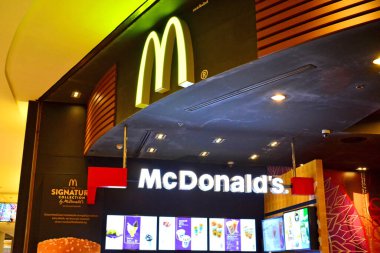 Bangkok, Th-13 Aralık 2016 'da Bangkok, Tayland' daki Siam Paragon 'da McDonald' ın tabelası. McDonald 's bir Amerikan hamburgeri ve fast food restoran zinciri. 1940 'da kuruldu..