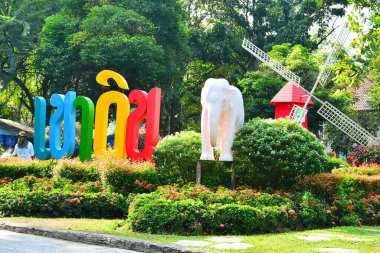 BANGKOK, TH - DEC 13: Dusit Zoo welcome sign on December 13, 2016 in Khao Din Park, Bangkok, Thailand. Dusit Zoo is the oldest zoo in Bangkok, Thailand.