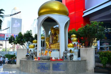 Bangkok, Th-11 Aralık 2016: 11 Aralık 2016 'da Bangkok, Tayland' daki alışveriş merkezinin dışındaki Pagoda türbesi.