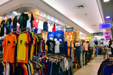 Bangkok, Th-11 Aralık 2016 'da Bangkok, Tayland' da Platinum Moda Alışveriş Merkezi 'nde Giyim mağazaları.