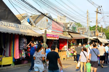Bangkok, Th-11 Aralık 2016: İnsanlar 11 Aralık 2016 'da Bangkok, Tayland' da Chatuchak hafta sonu pazarında alışveriş ve yürüyüş yapıyorlar. Chatuchak hafta sonu pazarı 8 binden fazla tezgahıyla Tayland 'ın en büyük pazarı..