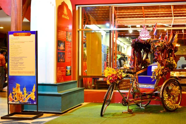 December Siam Niramit骑自行车拍照 2016年12月11日在泰国曼谷举行 暹罗密是世界一流的泰国艺术和文化遗产表演 — 图库照片