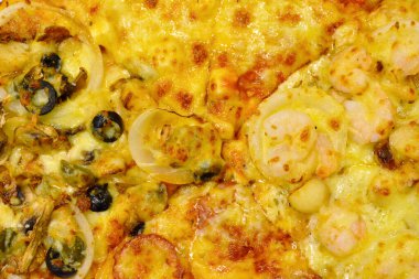 Farklı malzemeler ve malzemelerle dört çeşit pizza dilimi.