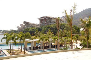 Batangas, Ph - 23 Nisan 2011 'de Filipinler' in başkenti Nasugbu 'da Hamilton, Pico De Loro' da havuz manzarası.