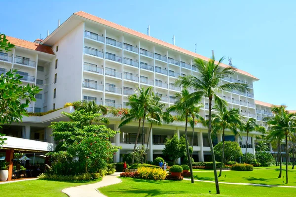 stock image CEBU, PH-OCT. 8: Shangri-La's Mactan Resort and Spa hotel facade on October 8, 2016 in Lapu Lapu, Cebu, Philippines. Its upmarket beachfront resort is 8 km from Mactan-Cebu Int'l Airport.