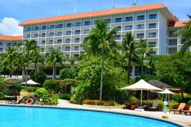 Cebu, Ph-Ekim 8: Shangri-La 'nın Mactan Otel cephesi ve havuzu 8 Ekim 2016 tarihinde Lapu Lapu, Cebu, Filipinler. Sahildeki lüks tatil beldesi Mactan-Cebu Int 'l Havalimanı' na 8 km uzaklıkta..