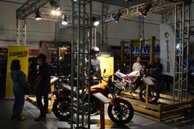 Pasig, Ph-Mar. 7: Ducati Scrambler motosiklet standı 2. Ride Ph, 7 Mart 2020 Pasig, Filipinler. Ride Ph, Filipinler 'de bir motosiklet sergisidir..
