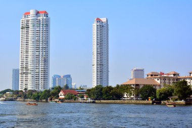 12 Aralık 2016 'da Bangkok, Tayland' da Chao Phraya nehir binaları. Chao Phraya Tayland 'ın en büyük nehridir..