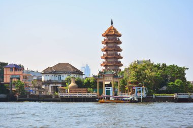 12 Aralık 2016 'da Chao Phraya Nehri, Bangkok, Tayland' da Chee Chin Khor Tapınağı cephesi. Chee Chin Khor Tapınağı Tayland 'da sekiz katlı bir Çin tapınağıdır..