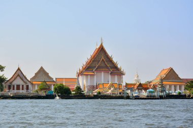 Bangkok, Th - 12 Aralık 2016 tarihinde Wat Kalayanamit cephesi Chao Phraya Nehri, Bangkok, Tayland. Wat Kalayanamit Tapınağı 19. yüzyılın ilk yarısında Rama Iii tarafından inşa edildi..