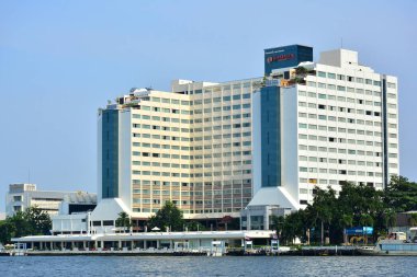 Bangkok, Th - 12 Aralık 2016 'da Ramada Plaza Bangkok Menam Riverside cephesi Wat Phraya Krai, Bangkok, Tayland.