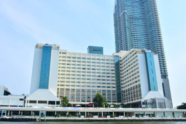 Bangkok, Th - 12 Aralık 2016 'da Ramada Plaza Bangkok Menam Riverside cephesi Wat Phraya Krai, Bangkok, Tayland.