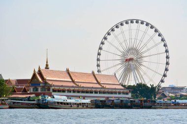 Bangkok, Th-12 Aralık 2016: Mekhong dönme dolabı Asatique The Riverfront 'ta 12 Aralık 2016' da Bangkok, Tayland 'da. Asiatique Nehirkenarı, Bangkok, Tayland 'da Charoen Krung Yolu' nda büyük bir açık hava alışveriş merkezidir..