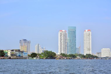 Bangkok, Th - 12 Aralık 2016 'da Tayland' ın Bangkok kentinde Chao Phraya nehri çevresindeki binalar. Chao Phraya Tayland 'ın en büyük nehridir..