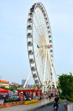 Bangkok, Th-12 Aralık 2016: Mekhong dönme dolabı Asatique The Riverfront 'ta 12 Aralık 2016' da Bangkok, Tayland 'da. Asiatique Nehirkenarı, Bangkok, Tayland 'da Charoen Krung Yolu' nda büyük bir açık hava alışveriş merkezidir..