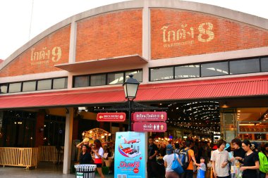 Bangkok, Th-12 Aralık 2016 'da Tayland' ın Bangkok kentinde Asatique The Riverfront 'ta depo cephesi. Asiatique Nehirkenarı, Bangkok, Tayland 'da Charoen Krung Yolu' nda büyük bir açık hava alışveriş merkezidir..