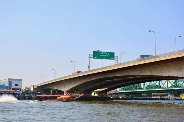 12 Aralık 2016 'da Bangkok, Tayland' da Phra Pok Klao Köprüsü. Phra Pok Klao Köprüsü, bitişik Memorial Köprüsü 'ndeki trafik sıkışıklığını azaltmak için tasarlanmış bir köprüdür..