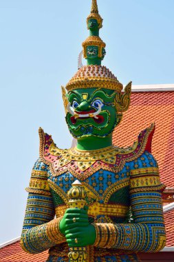 Bangkok, Th - 12 Aralık 2016 'da Bangkok, Tayland' da Wat Arun 'un gardiyan figürü. Wat Arun ya da Şafak Tapınağı, Tayland 'ın Bangkok şehrinde bir Budist tapınağıdır..