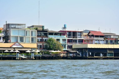 Bangkok, Th - 12 Aralık 2016 tarihinde Tien feribot terminali Chao Phraya Nehri, Bangkok, Tayland.