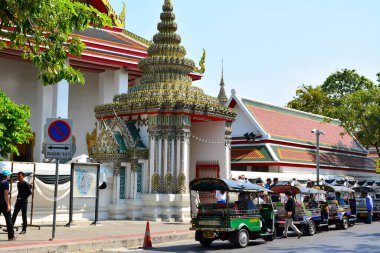 Bangkok, Th - 12 Aralık 2016 tarihinde Bangkok, Tayland 'da Wat Pho cephesi. Wat Pho, Tayland 'ın Bangkok bölgesindeki Phra Nakhon bölgesinde yer alan bir Budist tapınağıdır..