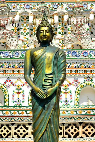 12月12日 2016年12月12日在泰国曼谷的Wat Arun Buddha塔雕像 黎明寺 Wat Arun 是泰国曼谷的一座佛教寺庙 — 图库照片