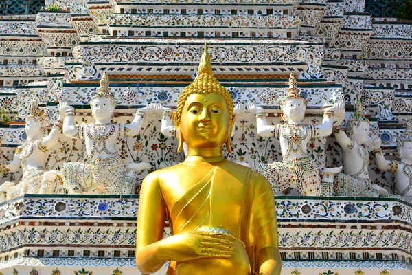 12月12日 2016年12月12日在泰国曼谷的Wat Arun Buddha塔雕像 黎明寺 Wat Arun 是泰国曼谷的一座佛教寺庙 — 图库照片