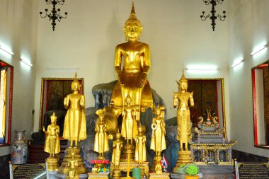 Bangkok, Th - 12 Aralık 2016 'da Bangkok, Tayland' da Wat Pho 'da çok sayıda altın Budha. Wat Pho, Tayland 'ın Bangkok bölgesindeki Phra Nakhon bölgesinde yer alan bir Budist tapınağıdır..