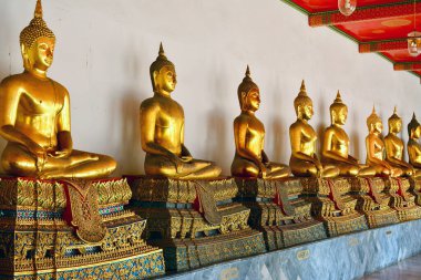 Bangkok, Th - 12 Aralık 2016 'da Bangkok, Tayland' da Wat Pho 'da çok sayıda altın Budha. Wat Pho, Tayland 'ın Bangkok bölgesindeki Phra Nakhon bölgesinde yer alan bir Budist tapınağıdır..