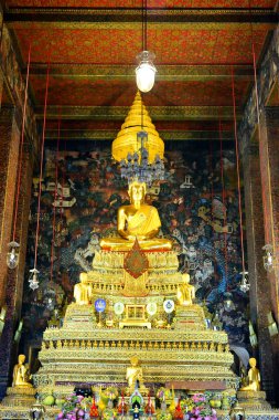 Bangkok, Th - 12 Aralık 2016 'da Bangkok, Tayland' da altın Buda tapınağı. Wat Pho, Tayland 'ın Bangkok bölgesindeki Phra Nakhon bölgesinde yer alan bir Budist tapınağıdır..