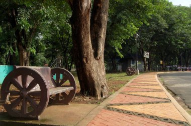 QuEZON ŞEHRİ, PH-OCT 4: 4 Ekim 2015 'te Quezon City, Filipinler' de Quezon Anıtı Tapınağı yolu. Quezon Anıt Çemberi, Filipinler 'de bulunan bir milli park ve türbedir..