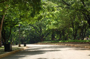 QuEZON ŞEHRİ, PH-OCT 4: 4 Ekim 2015 'te Quezon City, Filipinler' de Quezon Anıtı Tapınağı yolu. Quezon Anıt Çemberi, Filipinler 'de bulunan bir milli park ve türbedir..