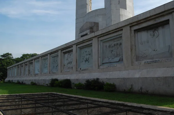 2015年10月4日 フィリピン ケソン市にて ケソン記念サークル神社のアート彫刻展が開催されました ケソン記念サークル Quezon Memorial Circle フィリピンの国立公園 神社である — ストック写真