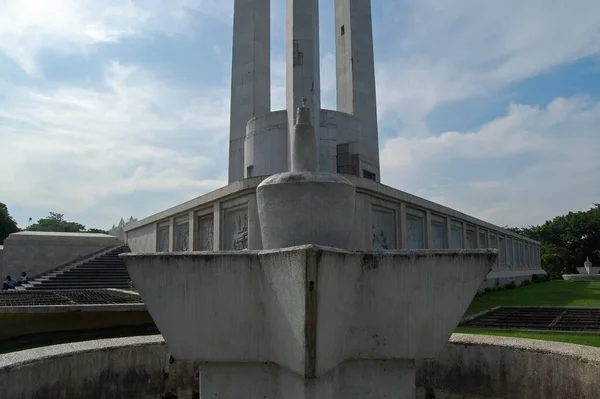 2015年10月4日フィリピンのケソン市にあるケソン記念サークル神社 ケソン記念サークル Quezon Memorial Circle フィリピンの国立公園 神社である — ストック写真