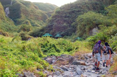 ZAMBALES, PH-OCT 5: 5 Ekim 2015 tarihinde Filipinler 'deki Pinatubo Gölü' ne uzanan dağlar. Pinatubo Gölü, Pinatubo Dağı 'nın zirve krater gölüdür. Pinatubo, Haziran 1991 'deki patlamadan sonra kuruldu..