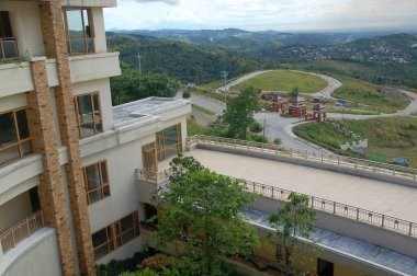 RIZAL, PH - NOV 30 Kasım 2011 'de San Mateo, Rizal, Filipinler' de Timberland Heights binası cephesi.