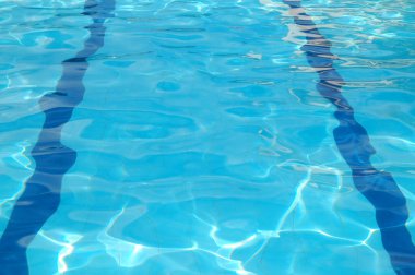 Yüzme havuzu. Fayanslı ve işaretli mavi su.