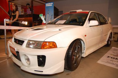 27 Kasım 2011 'de Manila Otomobil Salonu' nda Mitsubishi Lancer Evolution 5, SMX Kongre Merkezi, Pasay, Filipinler.