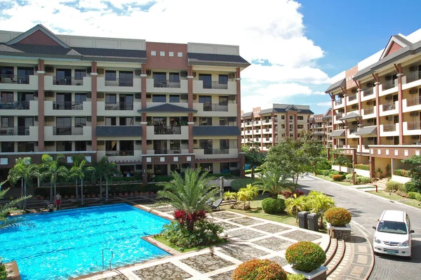 QUEZON ŞEHİR, PH-OCT. 10 Ekim 2015 'te Filipinler' in Quezon şehrindeki Tandang Sora şehrinde Magnolia Meydanı 'nın ön cephesi. Magnolia Place DMCI, 12 orta büyüklükteki konforlu bir yerleşim birimidir..