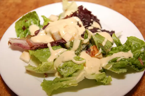 Frisches Gemüse Caesar Salat Mit Dressing Sauce — Stockfoto