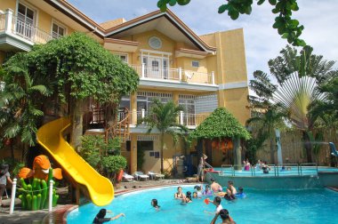 BULACAN, PH-OCT. 16 Ekim 2015 tarihinde Cherubin Bahçeleri yüzme havuzu Meycauayan, Bulacan, Filipinler.