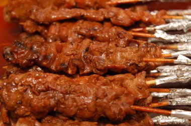 Kızarmış barbekü, salamura soslu.