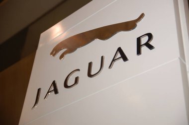 Pasay, PH-APR. 1: 1 Nisan 2012 'de 8. Manila Uluslararası Otomobil Fuarı' nda Jaguar tabelası Dünya Ticaret Merkezi Metro Manila, Pasay, Filipinler.