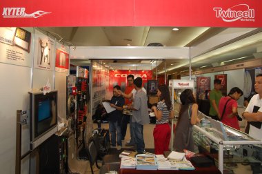 MANDALUYONG, PH-APR. 19: Twincell pazarlama standı 19 Nisan 2012 tarihinde Megatrade Hall, Mandaluyong, Filipinler.