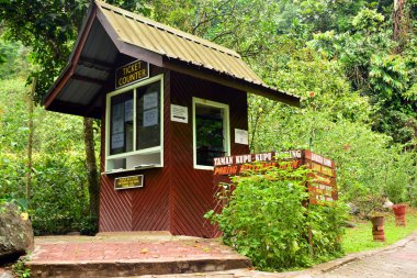 SABAH, MY - 18 Haziran 2016 'da Malezya' nın Sabah kentinde Hot Spring bilet gişesi açıldı. Poring, Kinabalu Ulusal Parkı 'nın montan ve altmontan yağmur ormanlarıyla çelişen ovalarda yer almaktadır..