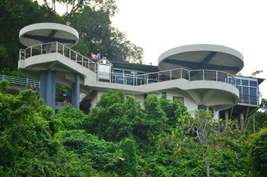 KOTA KINABALU, My - 21 Haziran 2016 'da Malezya' da Sinyal Tepesi. Sinyal Tepesi Gözlemevi Kulesi KK City 'nin en yüksek noktasında yer alan çatılı güvertesi olan bir gözlem platformudur..
