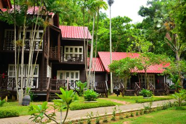 SABAH, My - 20 Haziran 2016 'da Malezya' nın Sabah kentinde Manukan Adası 'nda kulübeler. Manukan Adası, Tunku Abdul Rahman Parkı 'nı oluşturan beş tropikal adadan biridir..