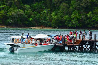 SABAH, My - 20 Haziran 2016 'da Malezya' nın Sabah kentinde Sapi Adası yaya köprüsü ve rıhtımı. Sapi Adası Tunku Abdul Rahman Parkı 'nı oluşturan beş tropikal adadan biridir..