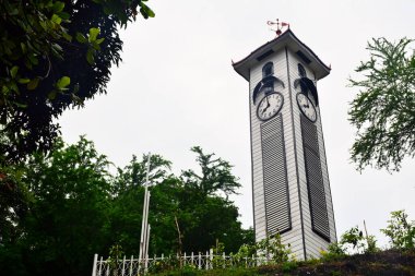 KOTA KINABALU, My - 21 Haziran 2016 'da Malezya' nın Kota Kinabalu kentinde Atkinson saat kulesi. Atkinson Saat Kulesi, Kota Kinabalu 'daki en eski ayakta kalan yapıdır. Sinyal Tepesi Yolu boyunca tek başına duruyor..