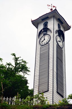 KOTA KINABALU, My - 21 Haziran 2016 'da Malezya' nın Kota Kinabalu kentinde Atkinson saat kulesi. Atkinson Saat Kulesi, Kota Kinabalu 'daki en eski ayakta kalan yapıdır. Sinyal Tepesi Yolu boyunca tek başına duruyor..